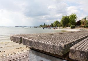 Steg-mit-Blick-auf-den-Hafen-in-Allensbach.jpg