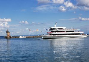 Die-MS-Ueberlingen-der-Bodensee-Schiffsbetriebe-(BSB)-im-Hafen-von-Konstanz.jpg