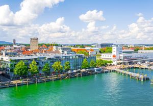 Hafenpromenade-Friedrichshafen-mit-Zeppelinmuseum.jpg
