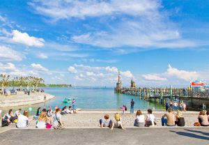 Seepromenade-Konstanz-mit-Blick-auf-die-9m-hohe-Imperia-Statue.jpg