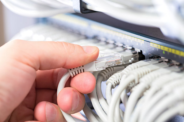 Strukturierte Netzwerkverkabelung am Switch