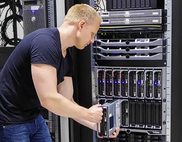Ein Techniker installiert einen Server im Rechenzentrum