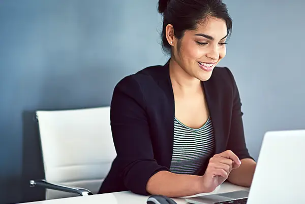 Recherche am Laptop nach einem Webdesigner
